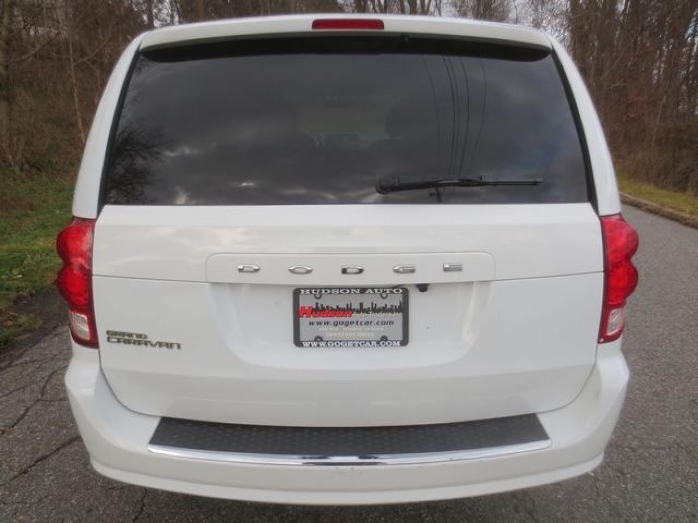 2016 White /Black Dodge Grand Caravan SE (2C4RDGBG5GR) with an 3.6 liter V-6 engine, Automatic transmission, located at 270 US Route 6, Mahopac, NY, 10541, (845) 621-0895, 41.349022, -73.755280 - Photo#5